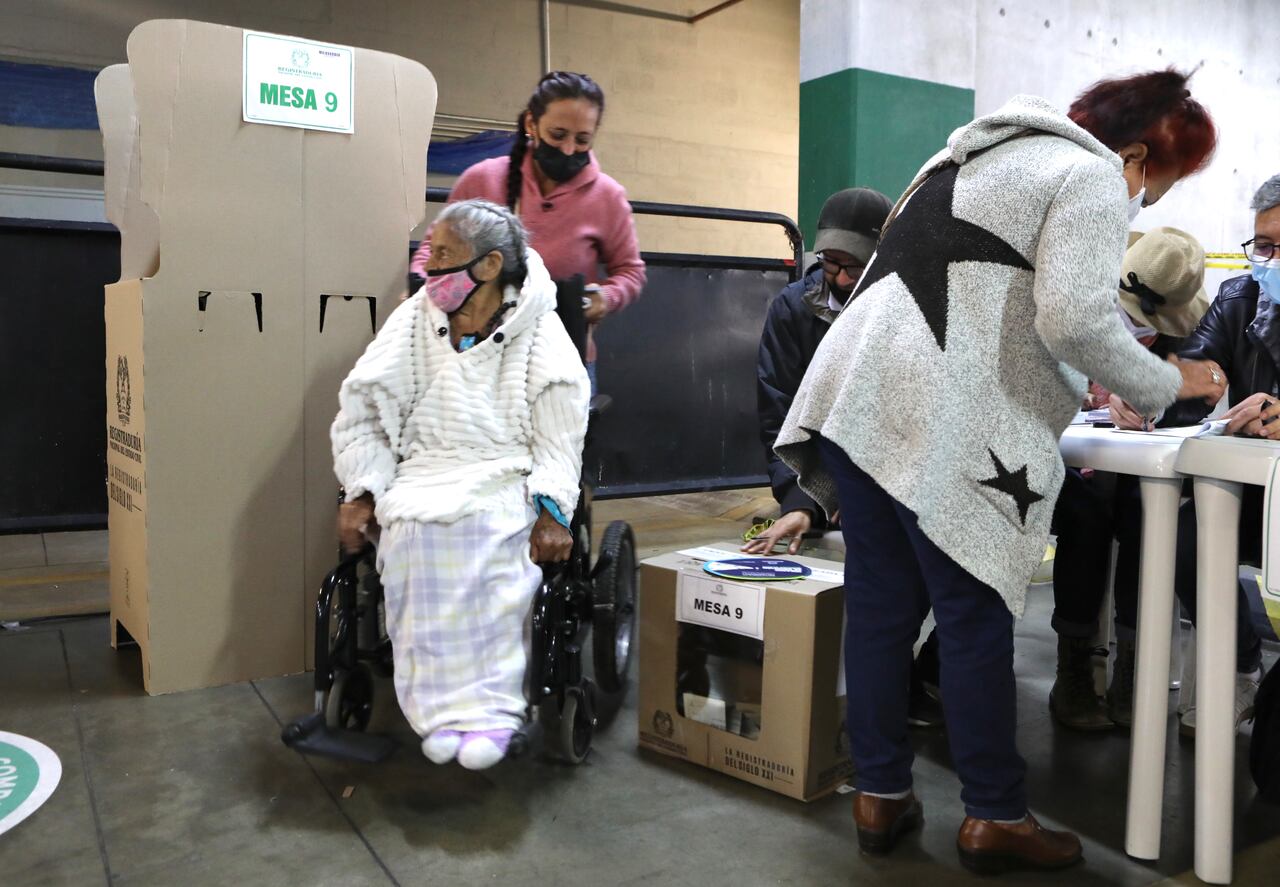 Votación, Filas, voto, elecciones, gente votando, urnas, puesto de votación, mesa en Bogotá