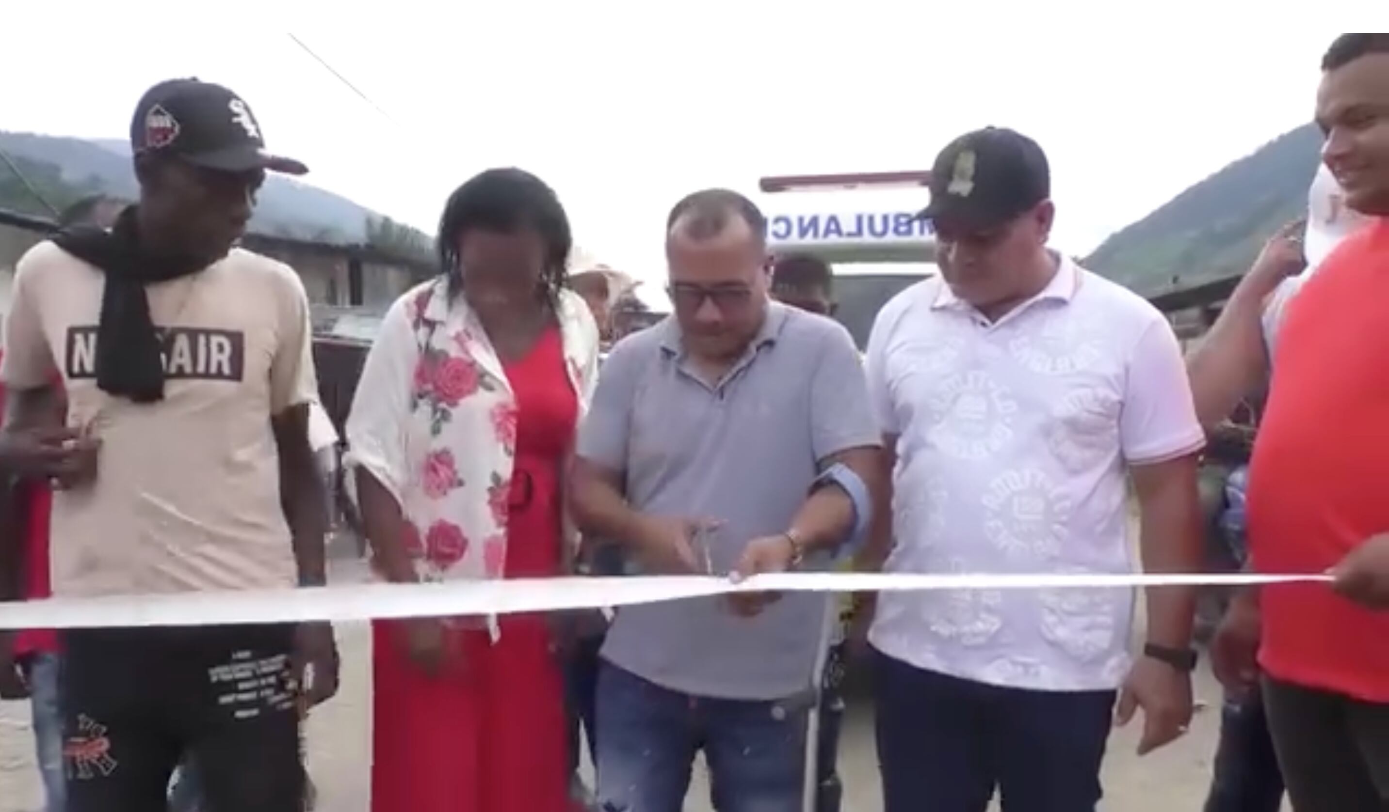 Alias Gafas inaugura ambulancia y puesto de salud.