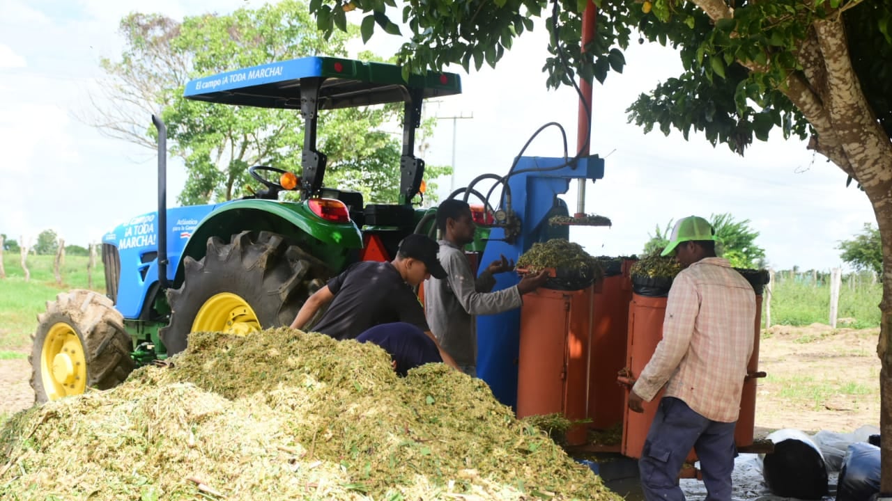 Con apoyo del Ministerio de Agricultura, el Centro permite sembrar, cosechar y elaborar ensilajes de maíz para alimentar al ganado y contrarrestar la época de sequía.