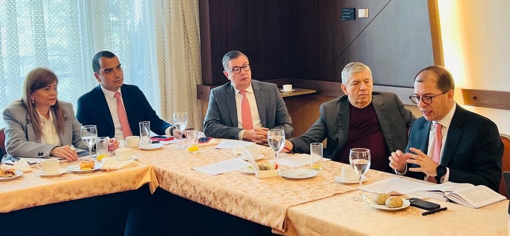 El expresidente César Gaviria estuvo reunido con el fiscal Francisco Barbosa.