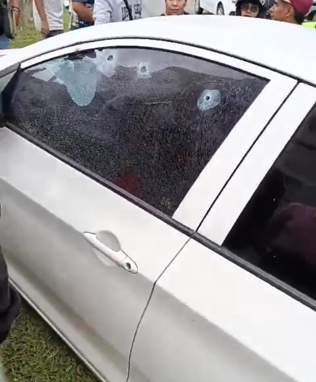 Así quedó el vehículo donde se movilizaba el coronel Rafael Granados Rueda, asesinado en Popayán, Cauca.