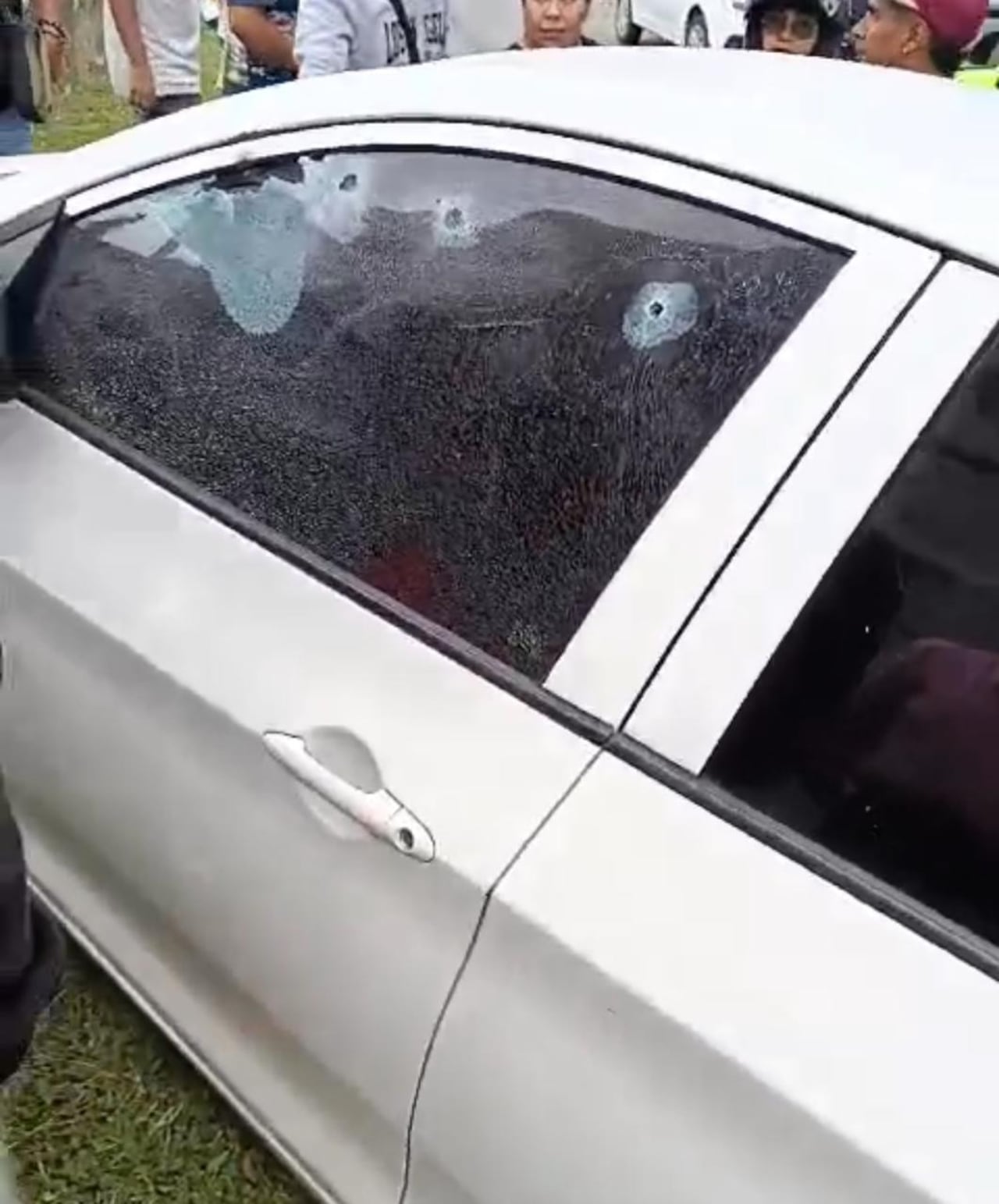 Así quedó el vehículo donde se movilizaba el coronel Rafael Granados Rueda, asesinado en Popayán, Cauca.