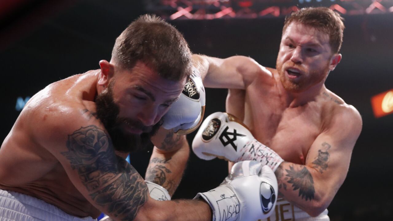 Saúl 'Canelo' Álvarez ante Caleb Plant en la pelea por el título supermediano.