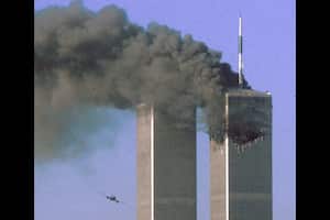 Hijacked United Airlines Vuelo 175 Vuela hacia el World Trade Center Towers Twin Towers Poco antes de cerrarla en la Torre Sur (L), ya que Burns North Tower, luego de un ataque anterior de un avión secuestrado en Nueva York, Estados Unidos, 11 de septiembre, 2001. Reuters / Sean ADAIR.