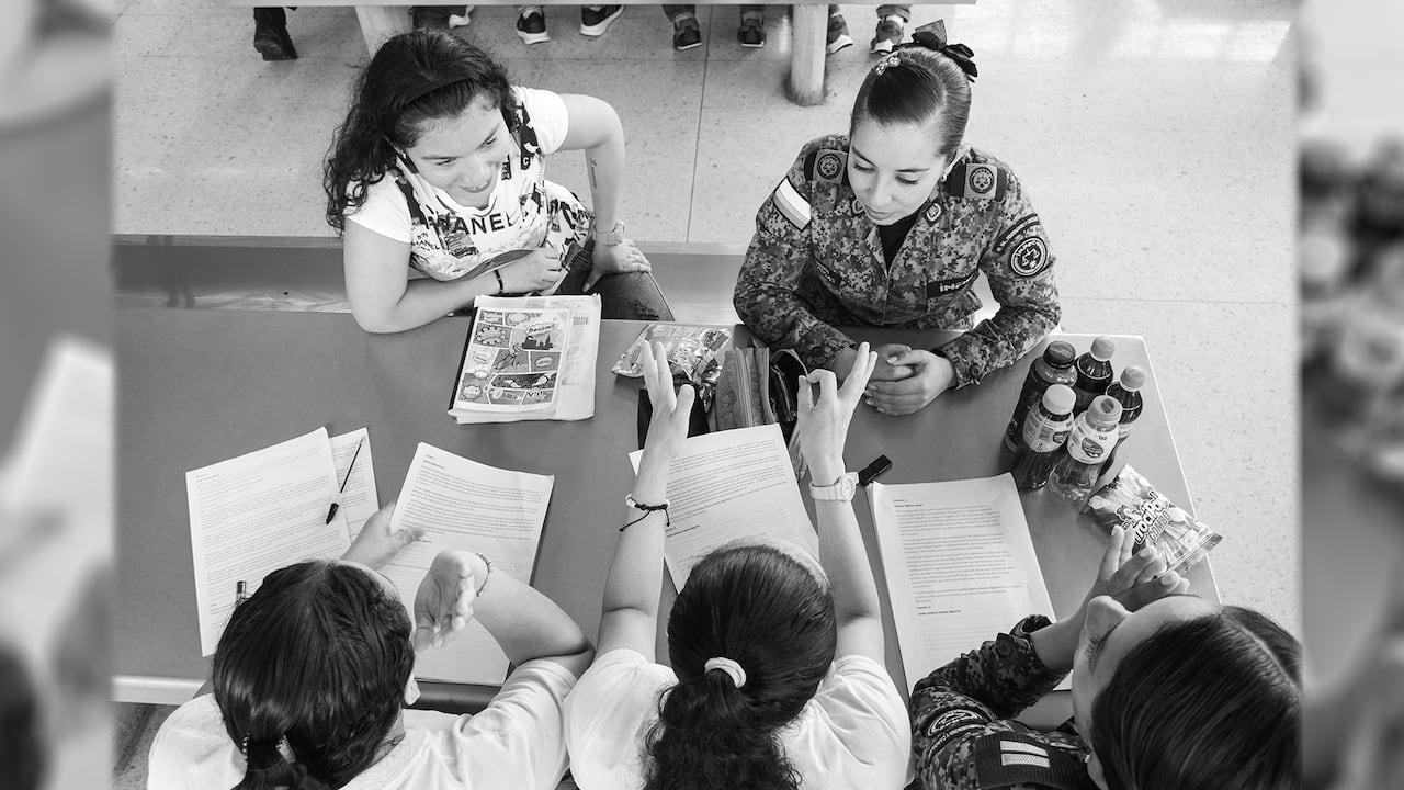 El Proyecto Educativo de Formación para Personas Privadas de la Libertad y de guardianes busca impulsar la educación y el desarrollo profesional de la población carcelaria.
