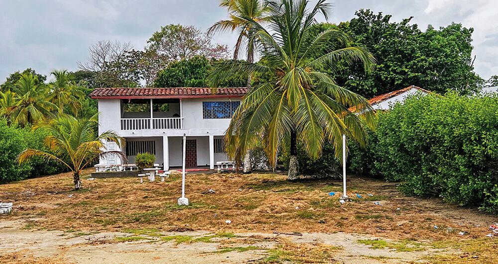 Esta es una cabaña que todavía alquilan los hijos de Piedad Córdoba en San Antero, Córdoba. Al frente tiene una playa cristalina y sin vendedores ambulantes.