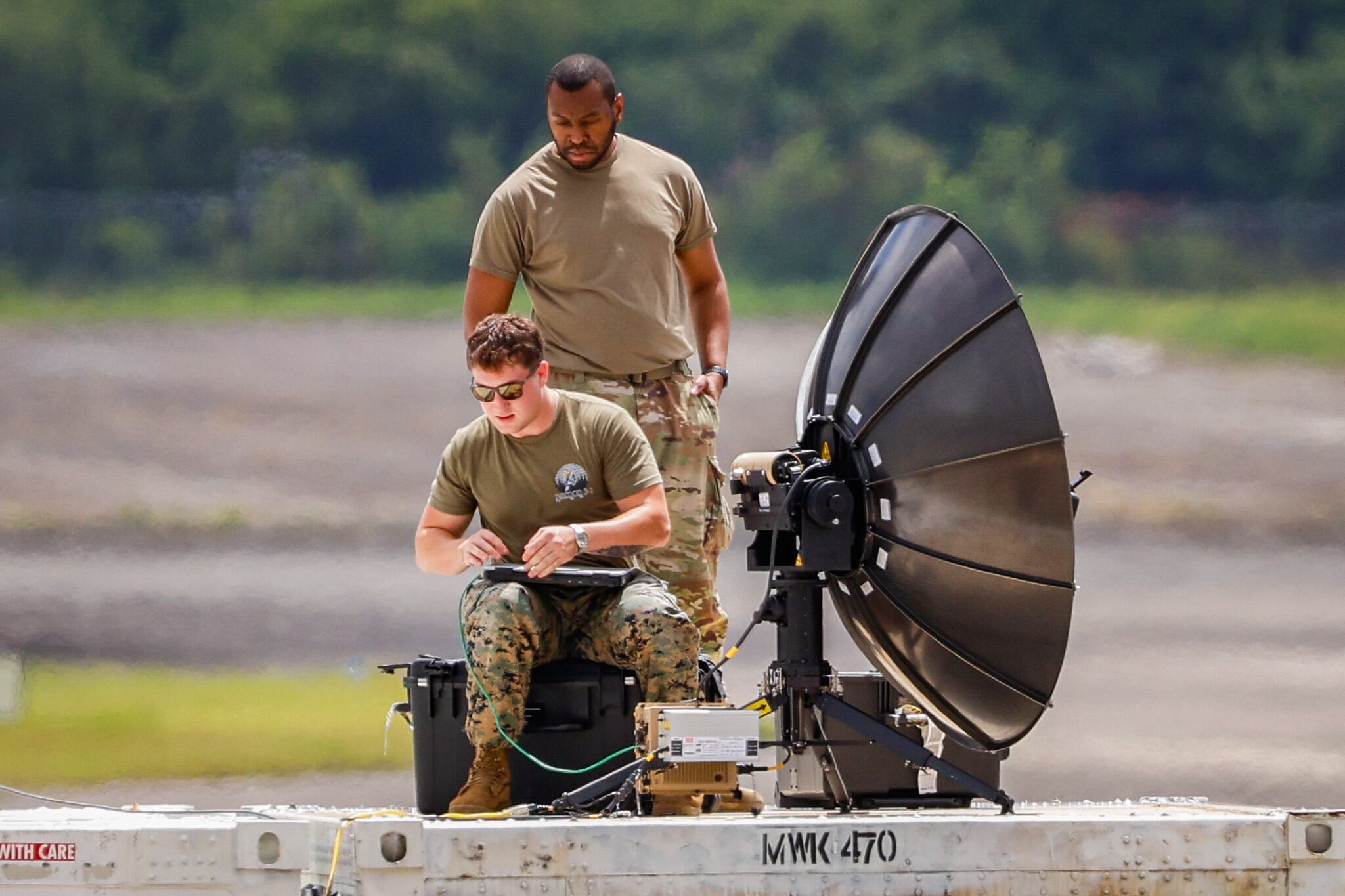 Infantes de Marina estadounidenses instalan equipos de comunicaciones durante un ejercicio en la Estación Naval Roosevelt Roads, antigua base de la Armada de los Estados Unidos.