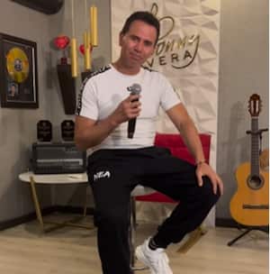 Jhonny Rivera mueve sus caderas para sorprender a Esperanza Gómez.