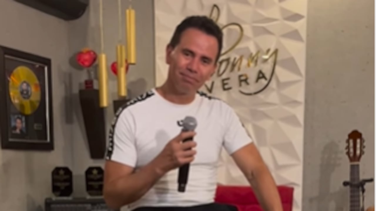 Jhonny Rivera mueve sus caderas para sorprender a Esperanza Gómez.