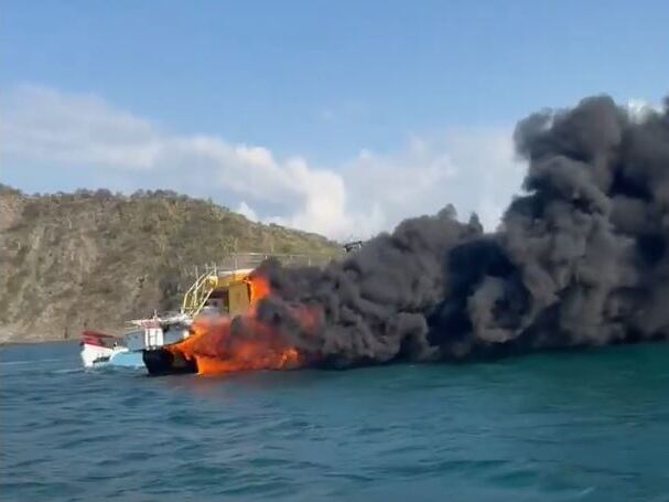 Un cortocircuito provocó el incendio de una embarcación con turistas en El Rodadero.