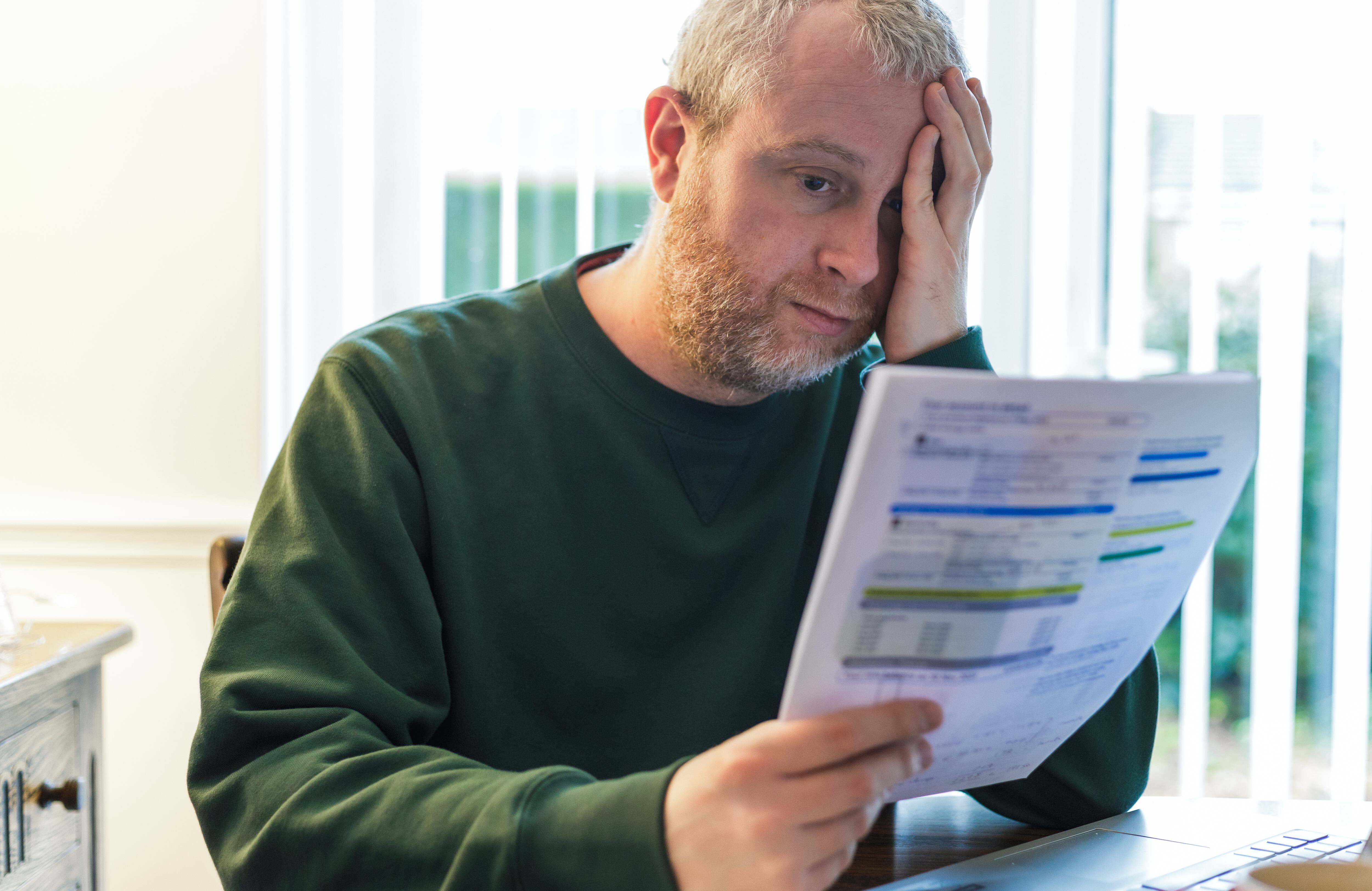 El consumo excesivo de energía contribuye a la demanda general de electricidad en la red eléctrica.