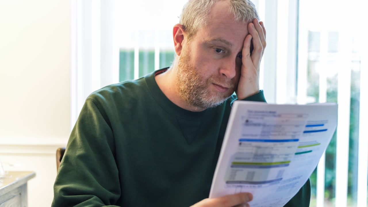 El consumo excesivo de energía contribuye a la demanda general de electricidad en la red eléctrica.