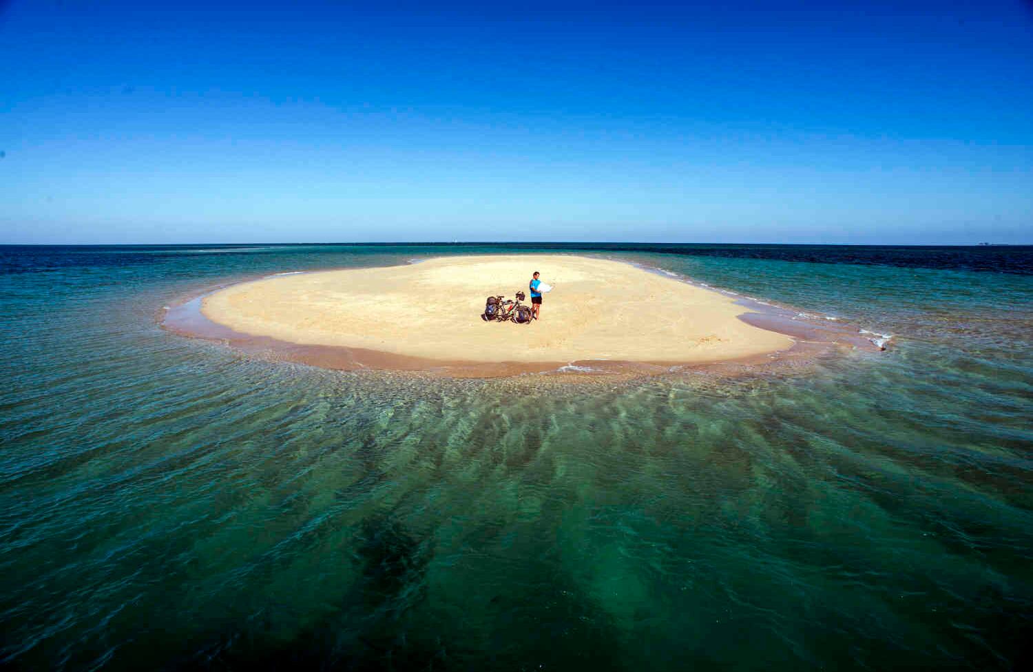 “A veces el camino (y la bicicleta) te llevan a lugares inesperados como esta pequeña isla en el océano Índico, frente a la costa de Mozambique”. FOTO: cortesía @bicicleting