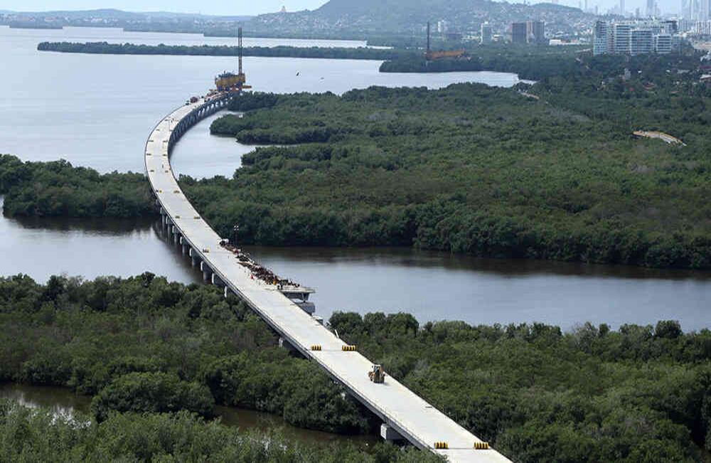 Autopista 4G Girardot-Ibagué- Cajamarca. En construcción: seis túneles y 62 puentes en esta autopista que hace parte del principal corredor logístico de Colombia. Inversión: 1,36 billones de pesos. Beneficio: esta vía mejorará la conectividad entre Bogotá y el puerto de Buenaventura. Con el desarrollo del proyecto se crearon 3.050 empleos.