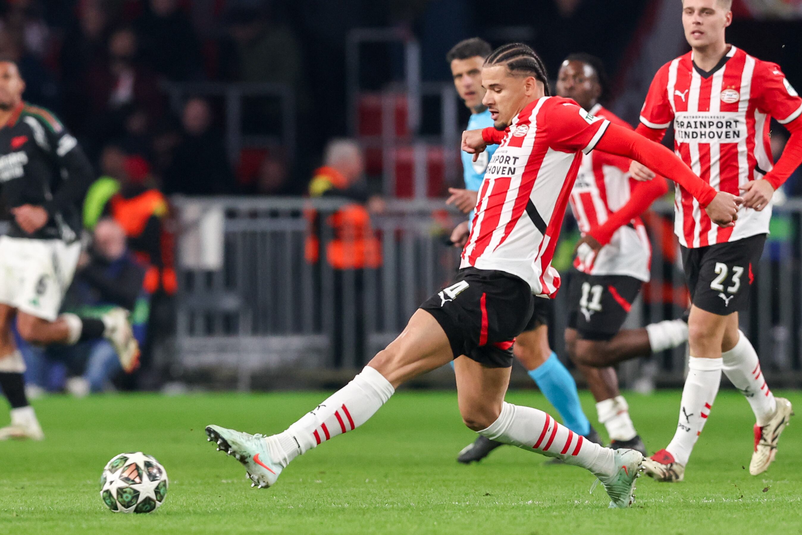 PSV sufrió ante Arsenal con el público a su favor.