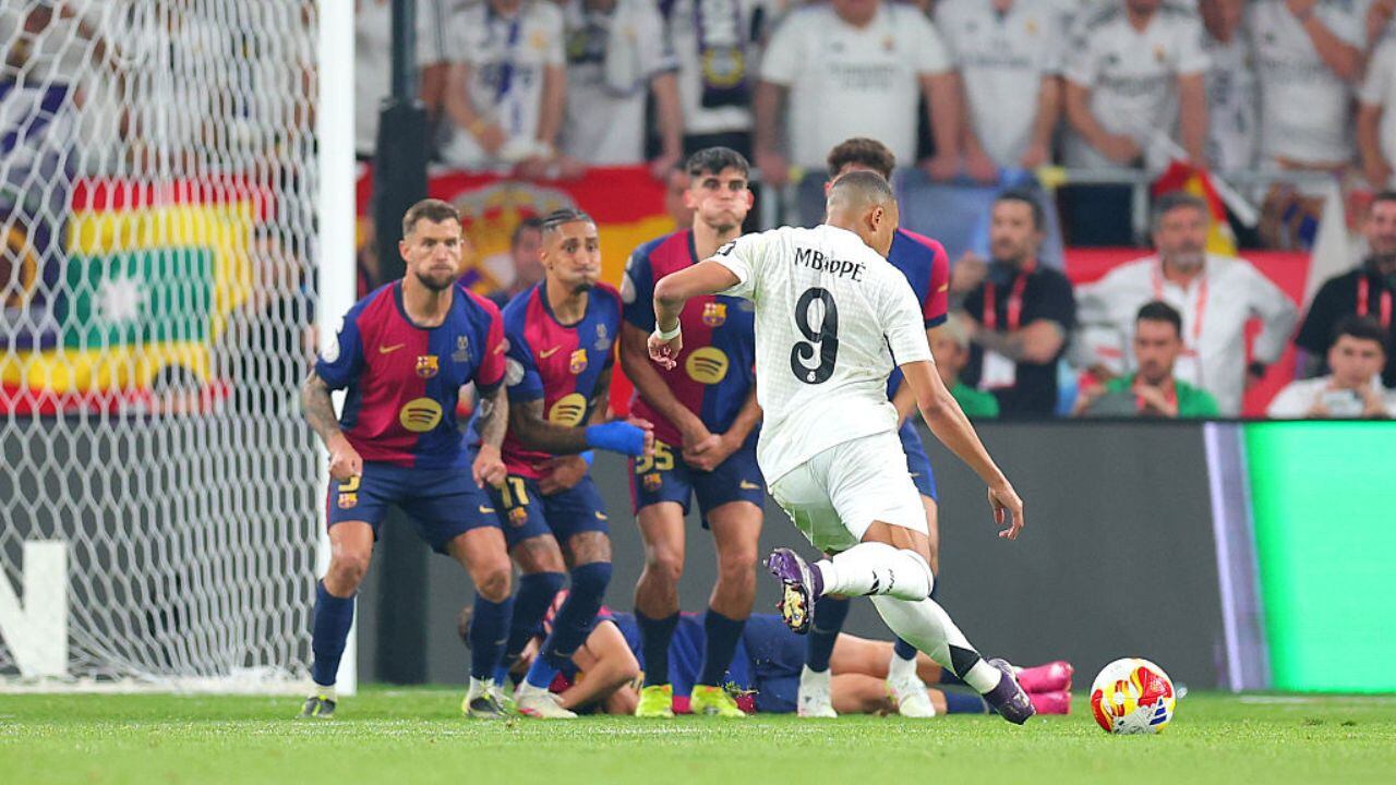 Imagen del tiro libre de Mbappé.