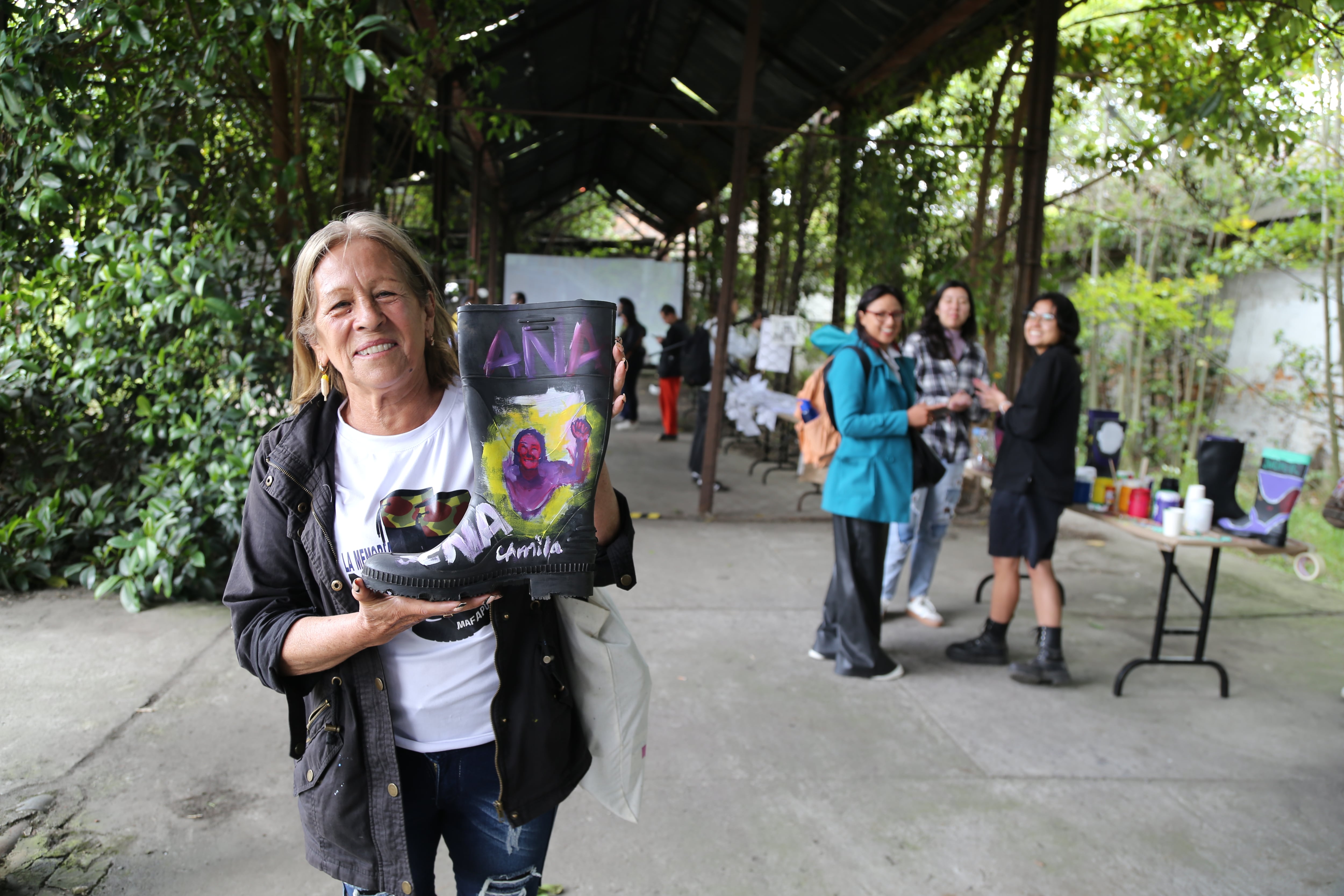 ‘6402+ Razones para no olvidar’: tres años de trabajo con las madres de MAFAPO llegan a la Estación de La Sabana.