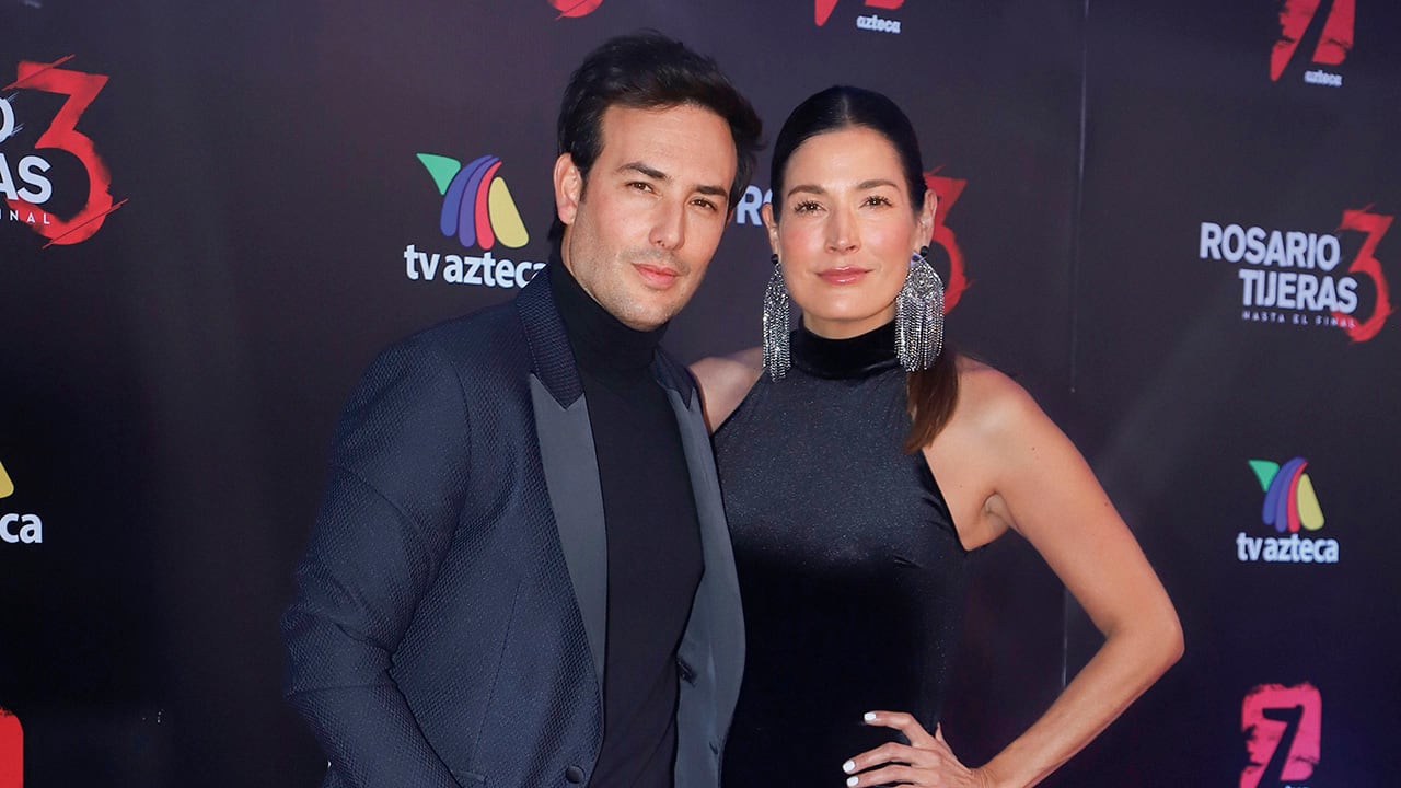 Sebastian Martinez y Kathy Saenz poses en la alfombra roja de la tercera temporada de 'Rosario Tijeras' en Azteca Tlalpan en Ciudad de México