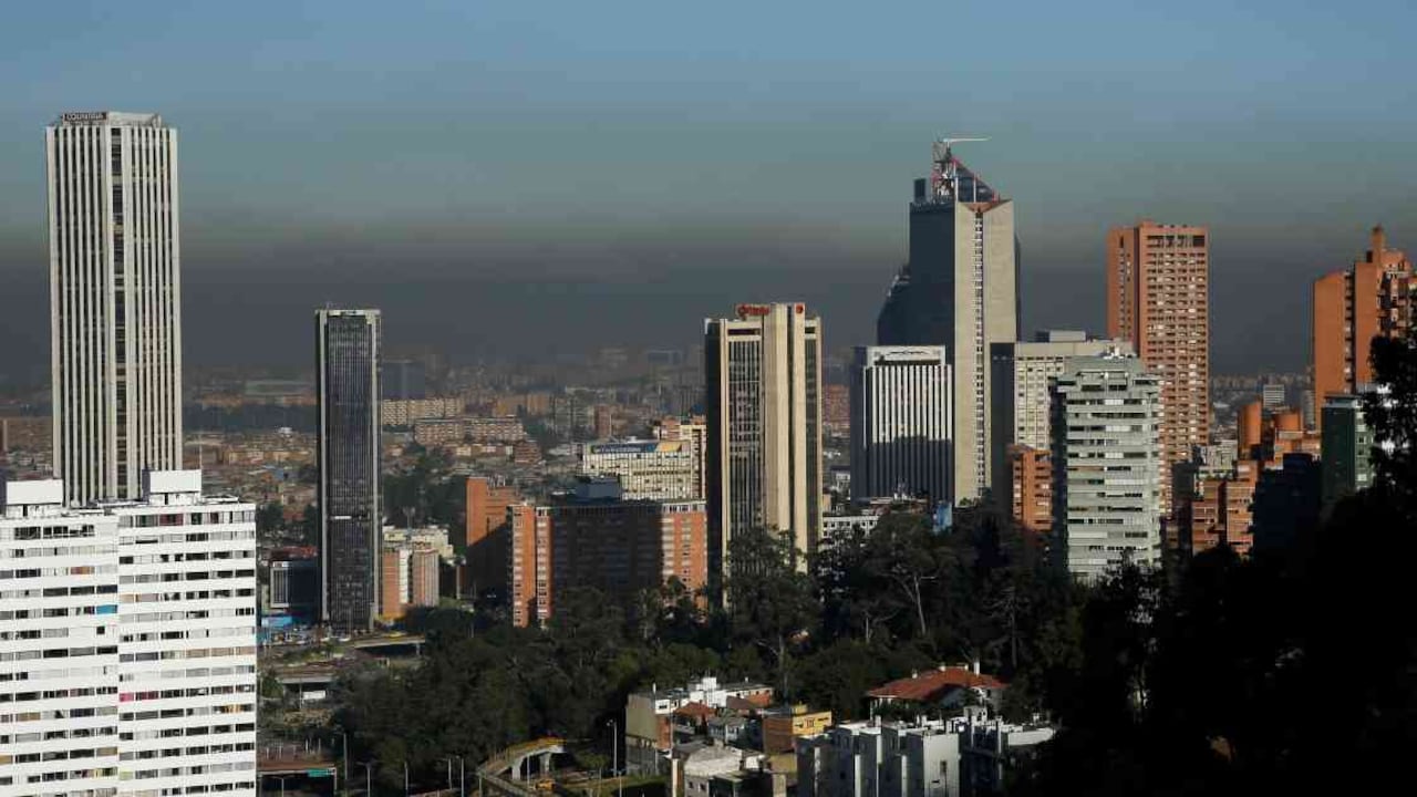 Así se encontraba el cielo de Bogotá este jueves 6 de febrero, a la 7:00 de la mañana. Imagen tomada desde la Avenida Circunvalar. Foto: Guillermo Torres/Semana.