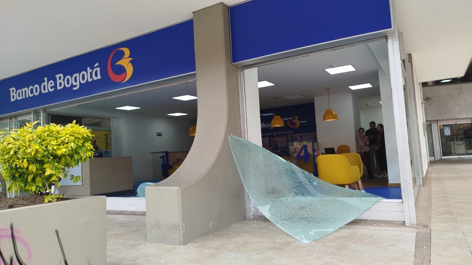 Bancos vandalizados por protestas
