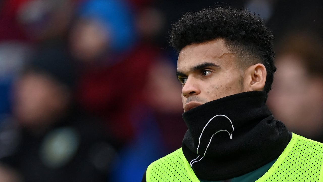 Liverpool's Colombian midfielder Luis Diaz warms up on the side of the pitch during the English Premier League football match between Burnley and Liverpool at Turf Moor in Burnley, north west England on February 13, 2022. (Photo by Paul ELLIS / AFP) / RESTRICTED TO EDITORIAL USE. No use with unauthorized audio, video, data, fixture lists, club/league logos or 'live' services. Online in-match use limited to 120 images. An additional 40 images may be used in extra time. No video emulation. Social media in-match use limited to 120 images. An additional 40 images may be used in extra time. No use in betting publications, games or single club/league/player publications. /