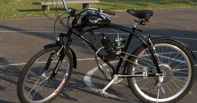 El documento establece entre otros temas que “los motociclos, ciclomotores o moped, que son vehículos de cilindraje no superior a 50 cm3 si es de combustión interna, no pueden transitar por las vías troncales del Sistema Integrado de Transporte Público Masivo y carriles preferenciales por donde circulan los buses zonales”.