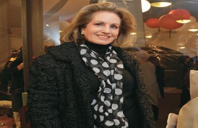 Dora Piedrahíta de Germán Ribón con una de sus esculturas.