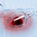 Preste atención a este dato importante: puede eliminar las manchas de vino tinto de la ropa usando sal. Descubra cómo hacerlo.