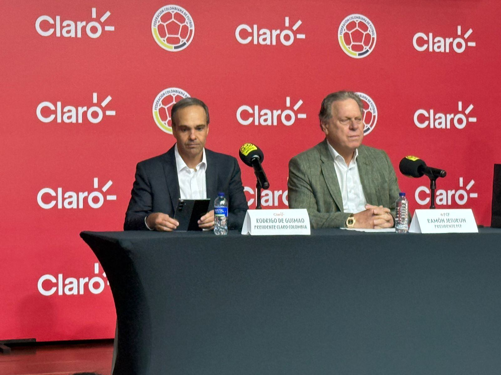 Ramon Jesurún, presidente de la Federación Colombiana de Fútbol y Rodrigo de Gusmao, presidente de Claro Colombia.