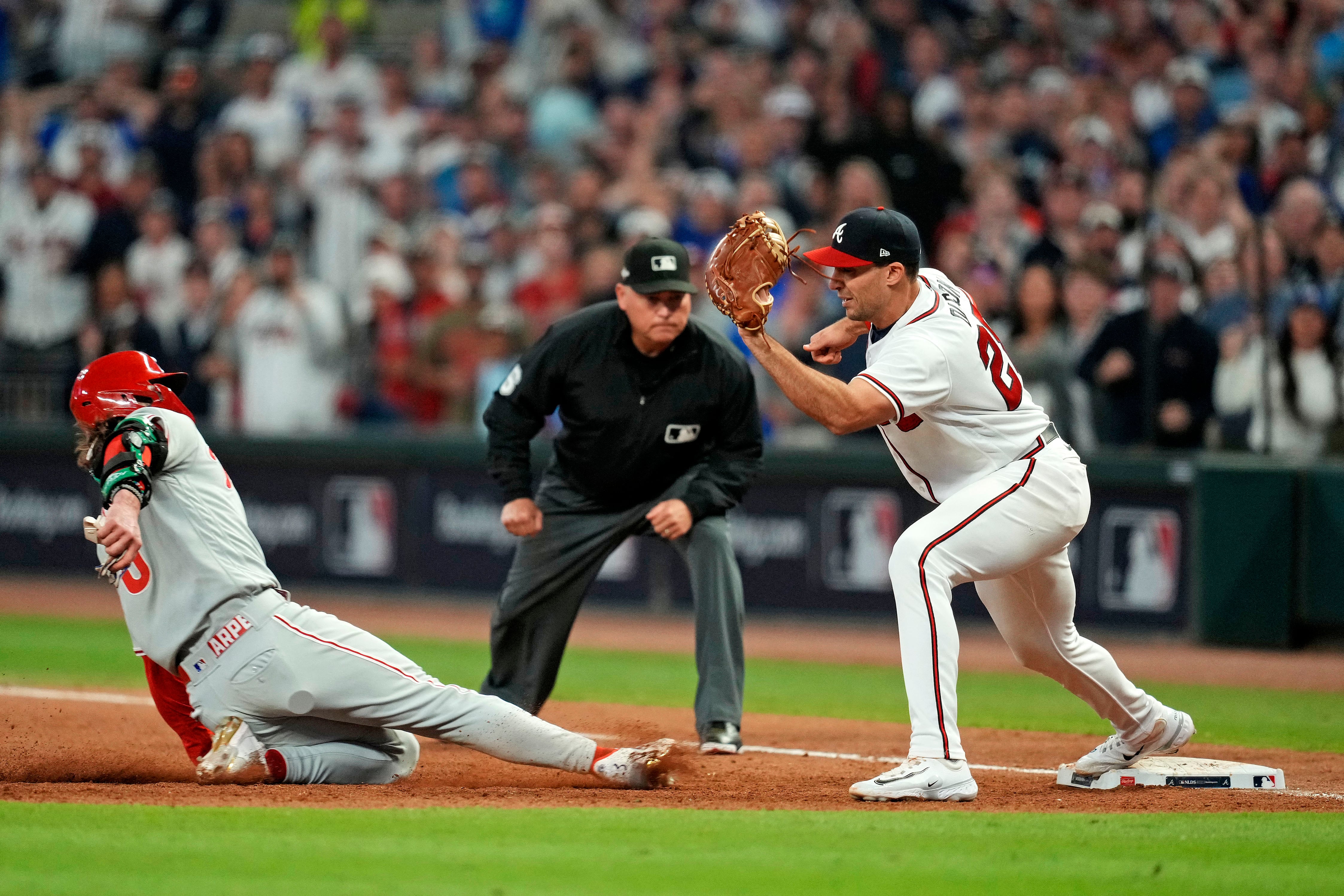 Matt Olson pone out a Bryce Harper para acabar el juego.