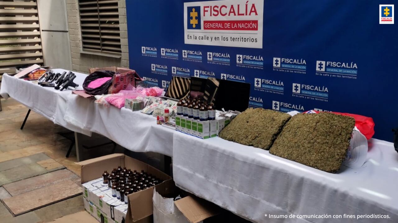 Entre los capturados en esta gigantesca operación están tres integrantes de la Policía Nacional y un oficial de Migración Colombia que, presuntamente, permitían la salida de las drogas sintéticas por el aeropuerto José María Córdova, en Rionegro (Antioquia).