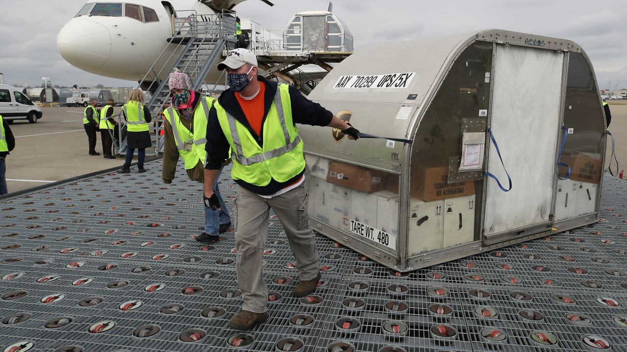 Pfizer estima que 20 aviones transportarán diariamente sus vacunas hacia poblaciones de todo el país. En la foto, empleados del aeropuerto de Louisville, Kentucky, cargan un avión de la empresa UPS.