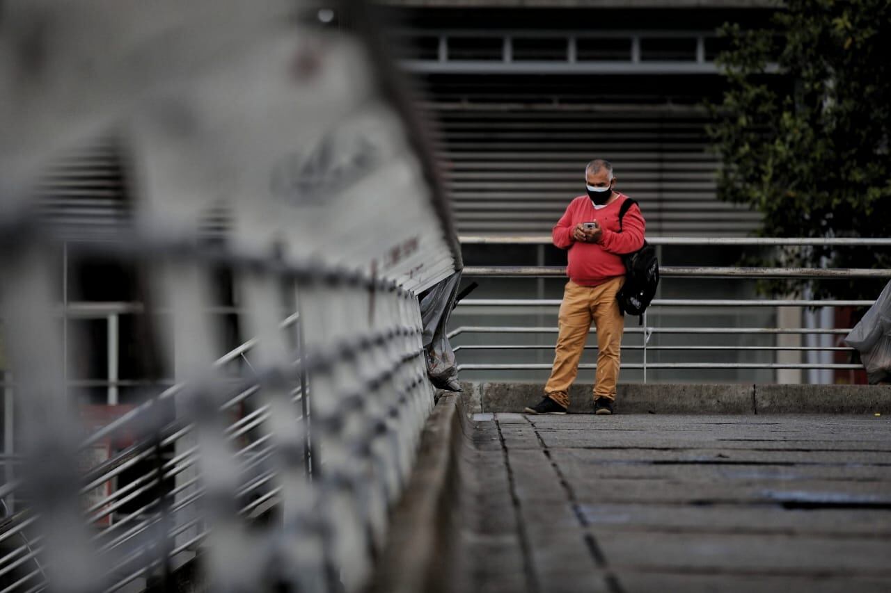 Trasmilenio portal norte, buses llenos, gente esperando bus en cuarentena estricta