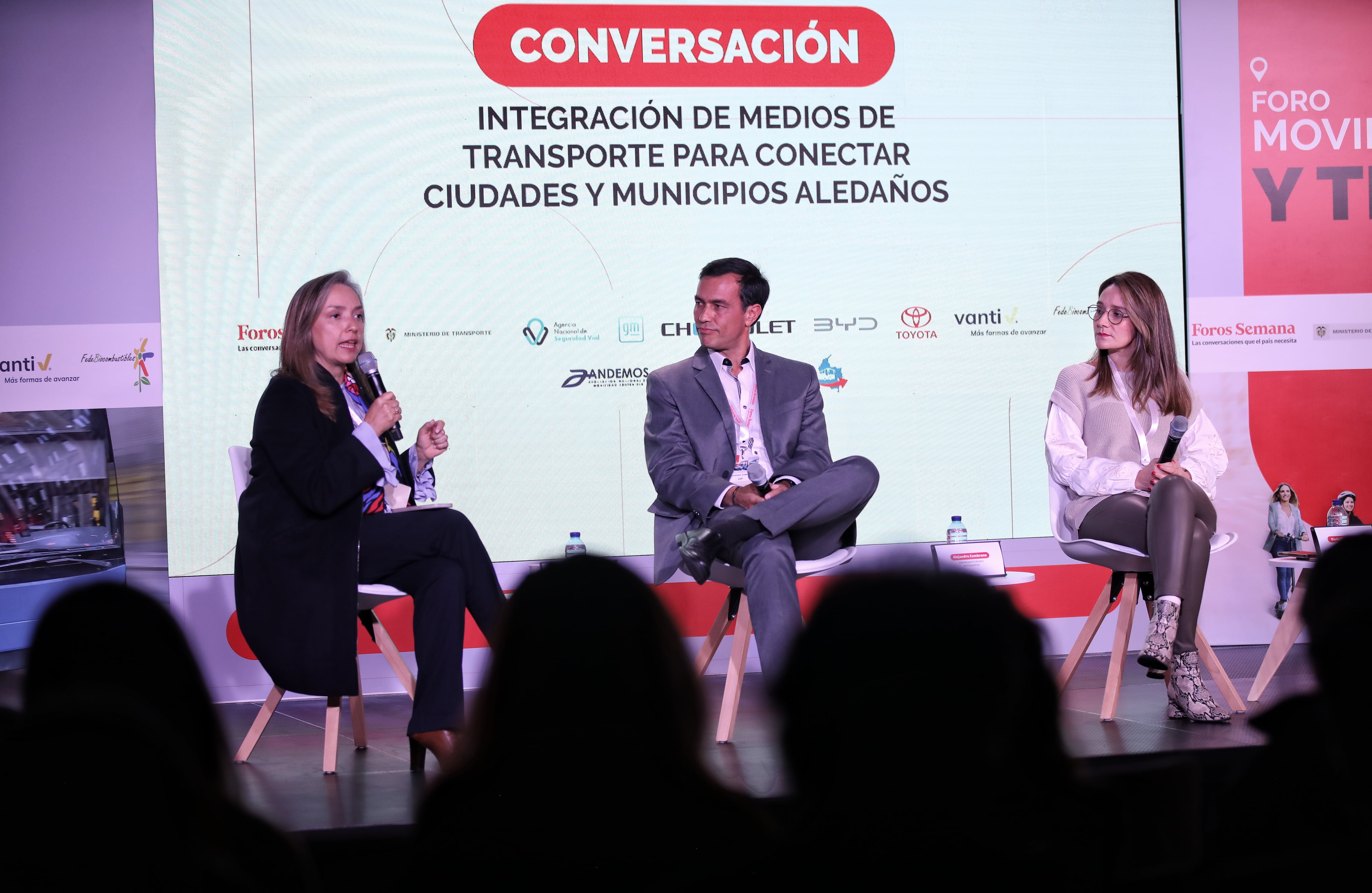 La conversación ‘Integración de medios de transporte para conectar ciudades y municipios aledaños’ estuvo integrada por María Fernanda Ortíz, experta en movilidad; Alejandro Zambrano, gerente para Colombia de Doppelmayr; y la moderación de Carmen Ligia Valderrama, exministra de las TIC y exviceministra de Transporte.