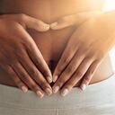 Captura recortada de una joven deportista haciendo un corazón con las manos en el estómago