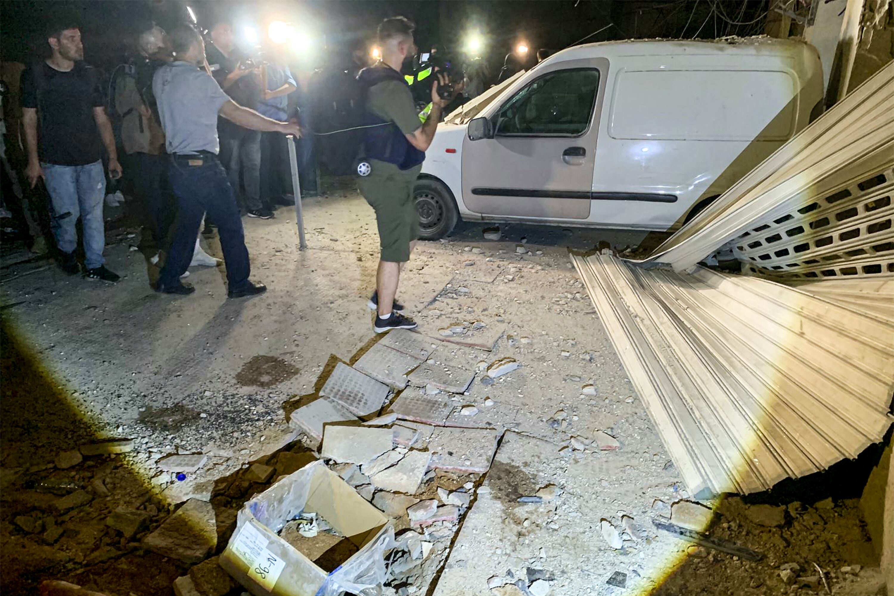 Periodistas filman el lugar de un ataque israelí en los suburbios del sur de Beirut el 23 de septiembre de 2024. El ejército israelí dijo que había llevado a cabo un "ataque selectivo" en la capital libanesa el 23 de septiembre, y una fuente libanesa dijo que "un dron israelí atacó a uno de los principales agentes de Hezbolá". (Foto de AFP)