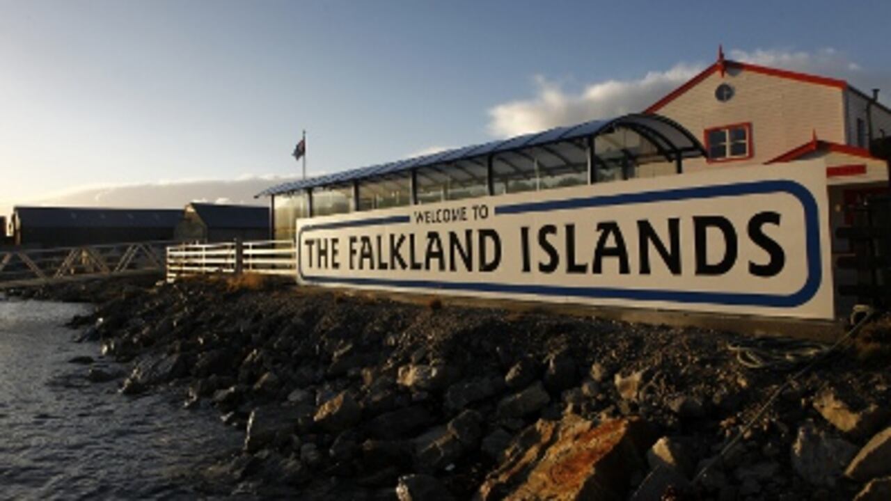 Vista del cartel de bienvenida a las Islas Malvinas en el muelle.