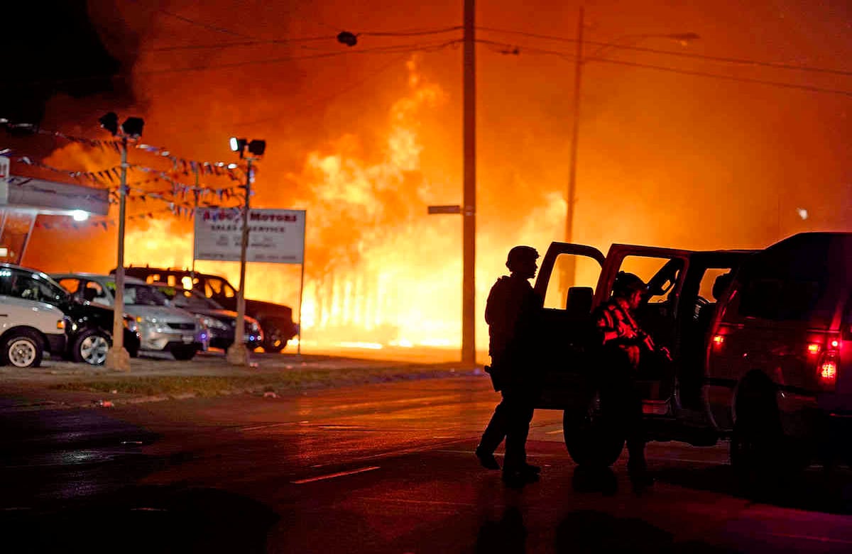 Manifestantes prendieron fuego a una oficina el lunes 24 de agosto de 2020 en Kenosha, Wisconsin.Los manifestantes se reunieron en el juzgado del condado durante una segunda noche de enfrentamientos después de que el tiroteo de la policía contra Jacob Blake un día antes convirtiera a Kenosha en la ciudad más reciente del país. en un verano de disturbios raciales. Foto: David Goldman / AP 