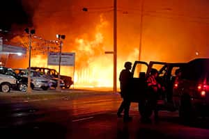 Manifestantes prendieron fuego a una oficina el lunes 24 de agosto de 2020 en Kenosha, Wisconsin.Los manifestantes se reunieron en el juzgado del condado durante una segunda noche de enfrentamientos después de que el tiroteo de la policía contra Jacob Blake un día antes convirtiera a Kenosha en la ciudad más reciente del país. en un verano de disturbios raciales. Foto: David Goldman / AP