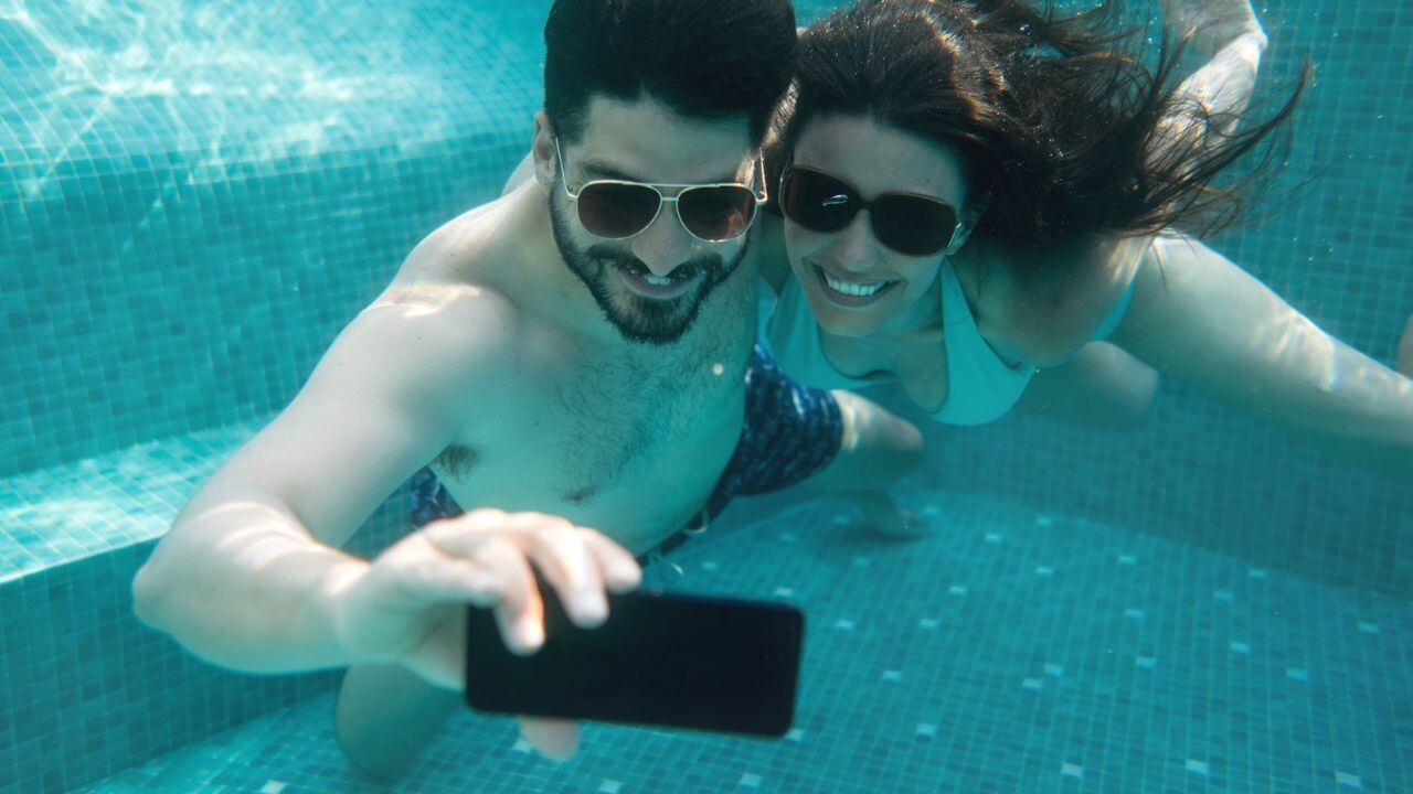 Cómo saber si un celular puede sumergirse en el agua