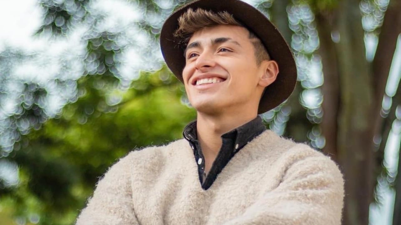 Julián Pinilla es más conocido como 'el chico de la ruana' en redes sociales. Foto: Instagram @julianpinillaa