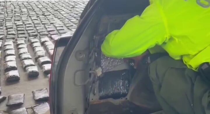 La camioneta donde transportaban la droga tenía las placas alteradas.