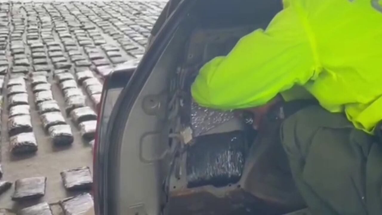 La camioneta donde transportaban la droga tenía las placas alteradas.