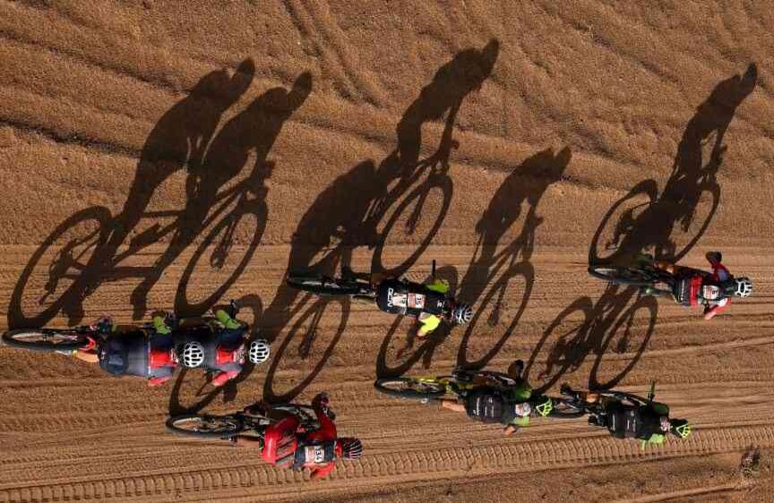 1 de mayo - Los competidores montan sus bicicletas durante la Etapa 4 de la 14ª edición de la carrera de ciclismo de montaña Titan Desert 2019 entre Merzouga y Míssici, en Marruecos. FOTO: FRANCK FIFE / AFP