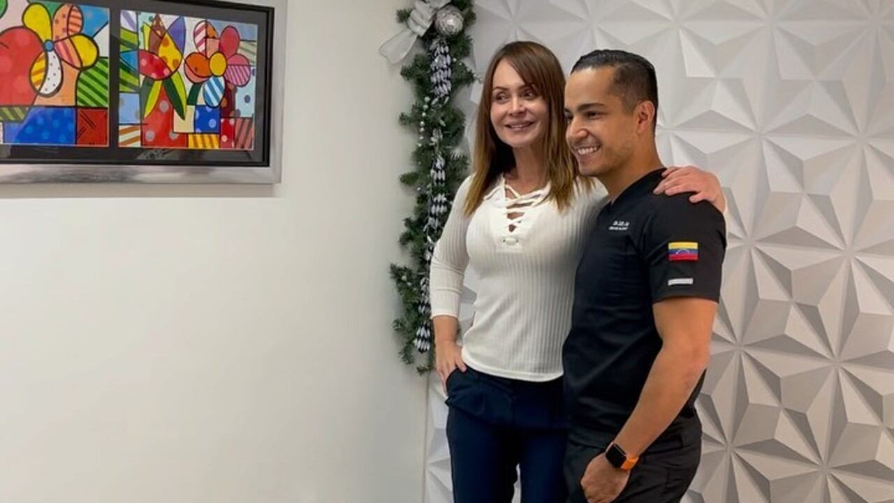 La actriz junto al doctor que le realizará el procedimiento quirúrgico.