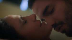 El capítulo de este miércoles 19 de abril estuvo bastante subido de tono. Fotograma, minuto 3 segundo 12 (Ana y Joaquín se dejan llevar por sus sentimientos) Youtube Canal RCN.