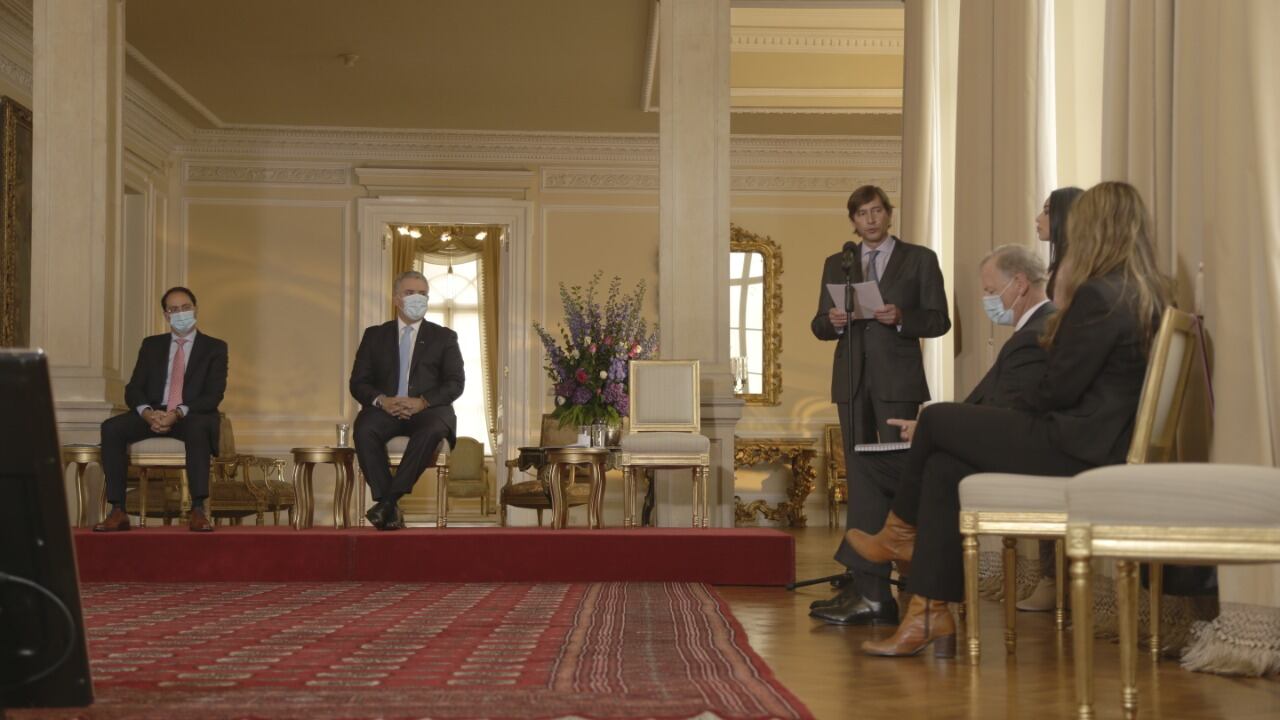El ministro de Comercio, José Manuel Restrepo, el presidente de la República Iván Duque y el presidente de la junta directiva del CEA, Eduardo Jaramillo, durante la asamblea.