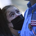 Un familiar llora en la ceremonia del Museo y Monumento Nacional del 11-S que conmemora el vigésimo aniversario de los ataques del 11-S en el World Trade Center, en Nueva York, el 11 de septiembre de 2021 (Foto de ED JONES / POOL / AFP).