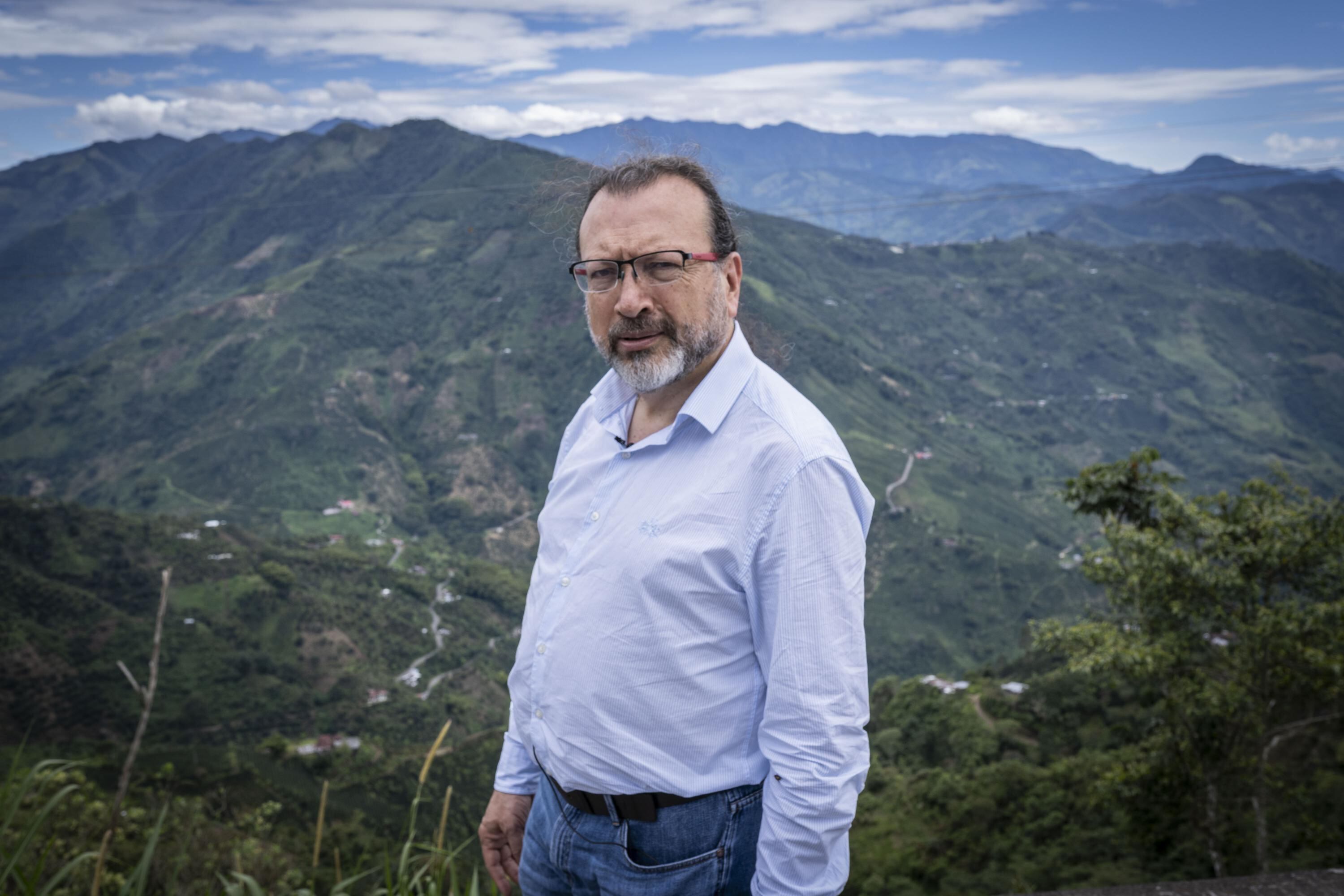 El escritor William Ospina acaba de publicar el libro ‘Ensayos’, una selección de sus mejores críticas literarias, reflexiones sobre la sociedad contemporánea y la cultura colombiana. Con la sensibilidad de un poeta revela los pecados y esperanzas de un país herido.