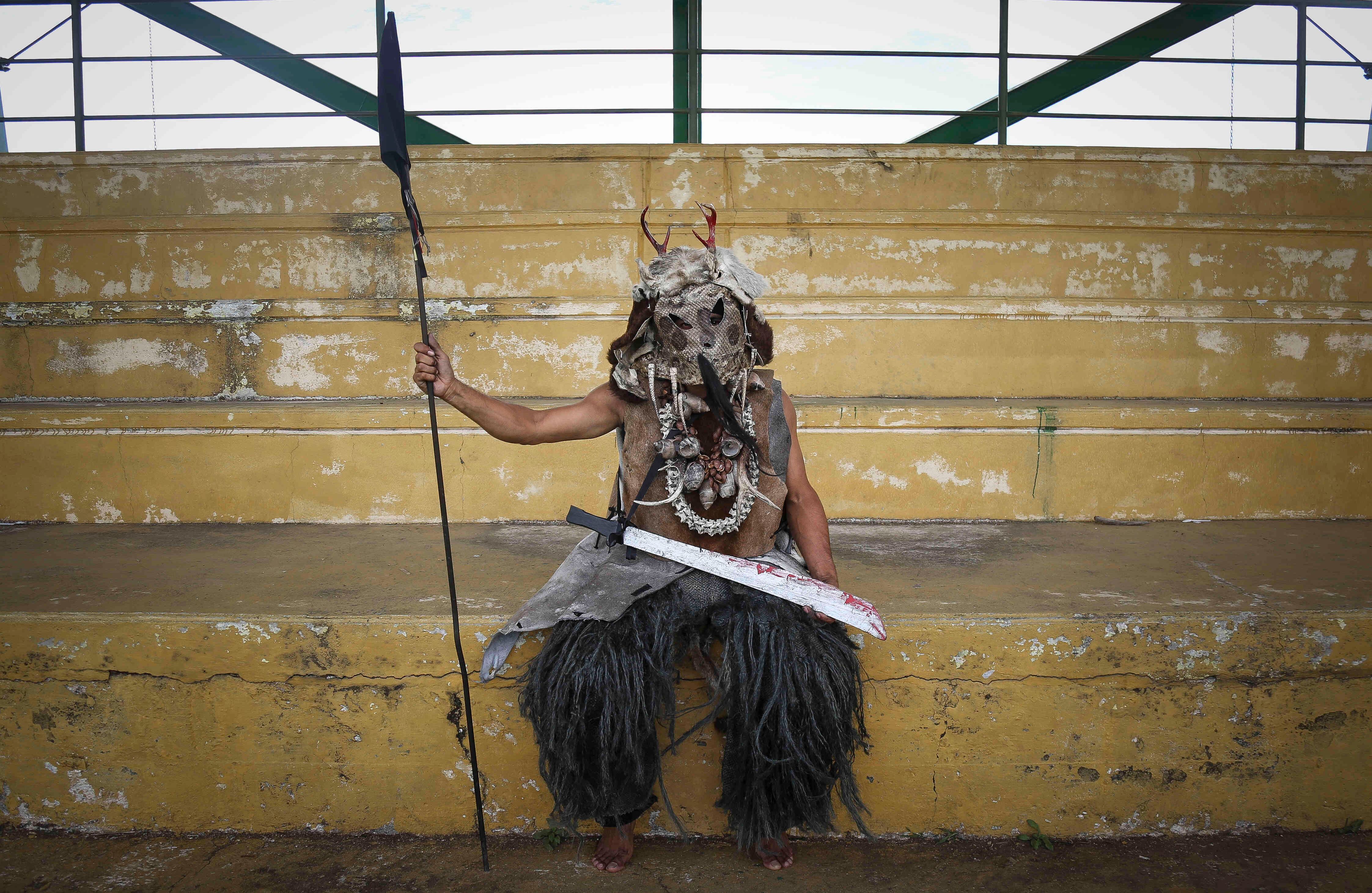 Este jinete pertenece a la cuadrilla de los negros o “cachaceros”. Su cuerpo está cubierto de cuero de chivo, león, res, güio (anaconda verde) y fique, además de estar adornado con cachos de venado, semillas y con el espinazo de una boa constrictor.  Foto: Esteban Vega La-Rotta